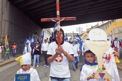 Marchan opositores por obispos en Nicaragua