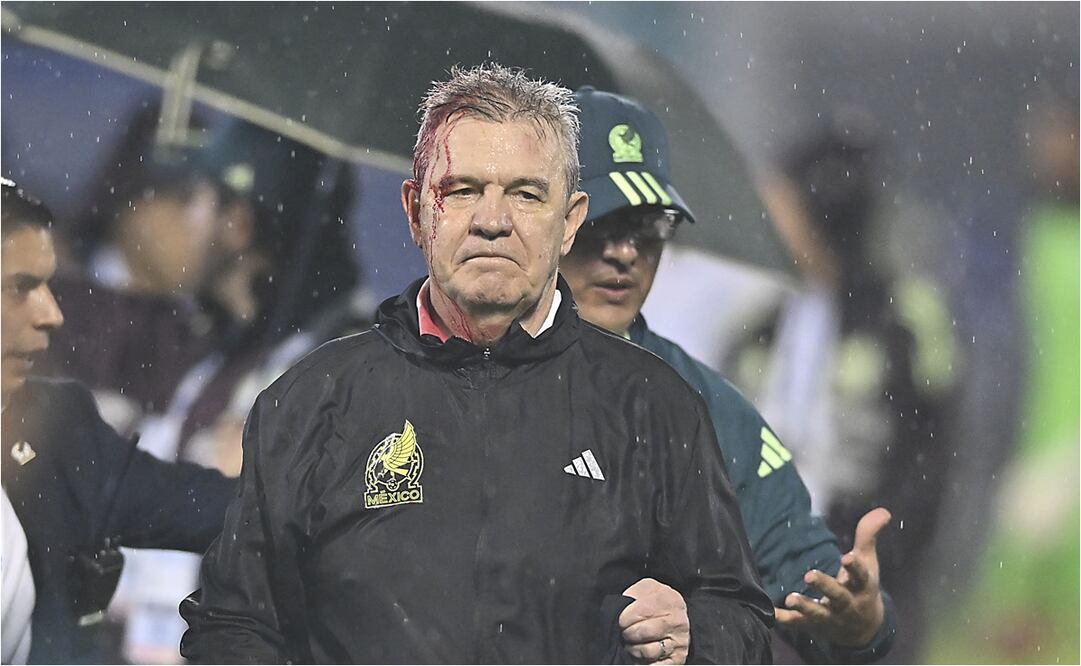 FOTO: IMAGO7 - Javier Aguirre tras la agresión que sufrió en el México vs Honduras