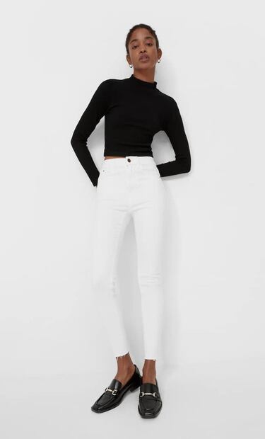 Así se van a llevar los jeans blancos en primavera
