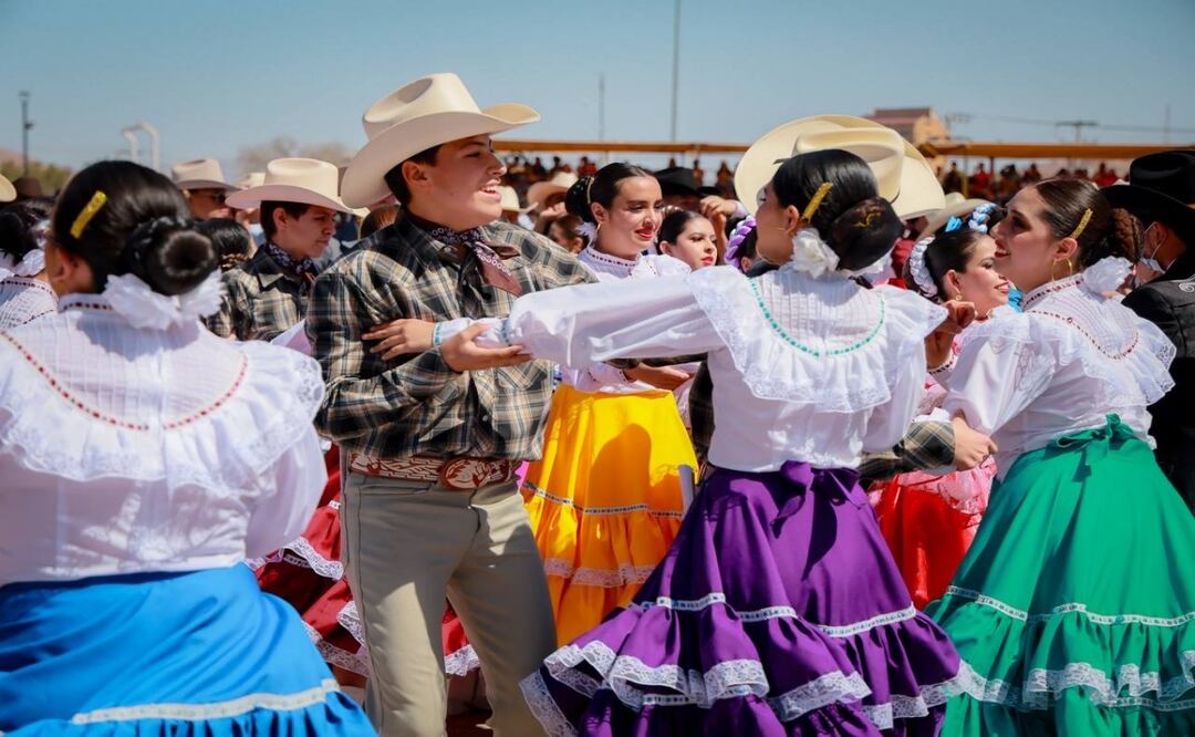 Rompen récord en la Polka Monumental; más de 3 mil bailarines celebran el Día del Folklore Chihuahuense. Foto: Especial