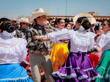 Rompen récord en la Polka Monumental; más de 3 mil bailarines celebran el Día del Folklore Chihuahuense