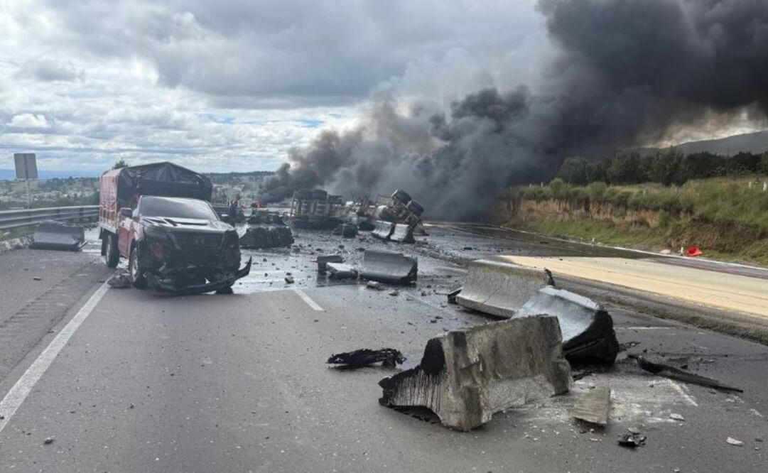 Cierran autopista México-Puebla por choque entre pipa, camioneta y tractocamión, lo cual desató un aparatoso incendio. Foto: Especial.