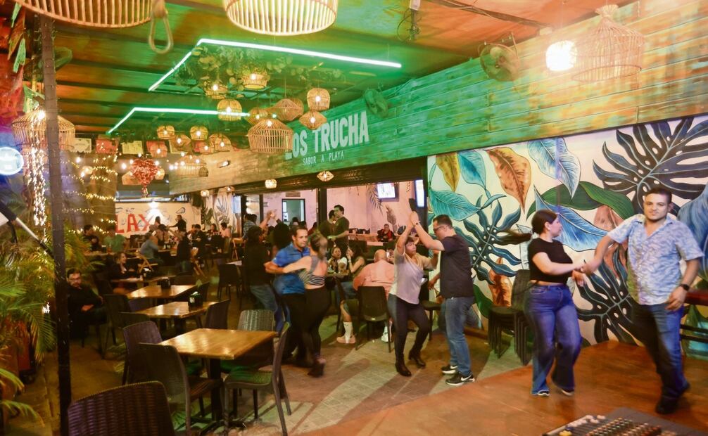 El antro Los Trucha es de los pocos lugares en Culiacán que se resisten a morir. Era restaurante de mariscos pero se convirtió en un lugar para bailar con música en vivo. Foto: Valente Rosas  / EL UNIVERSAL