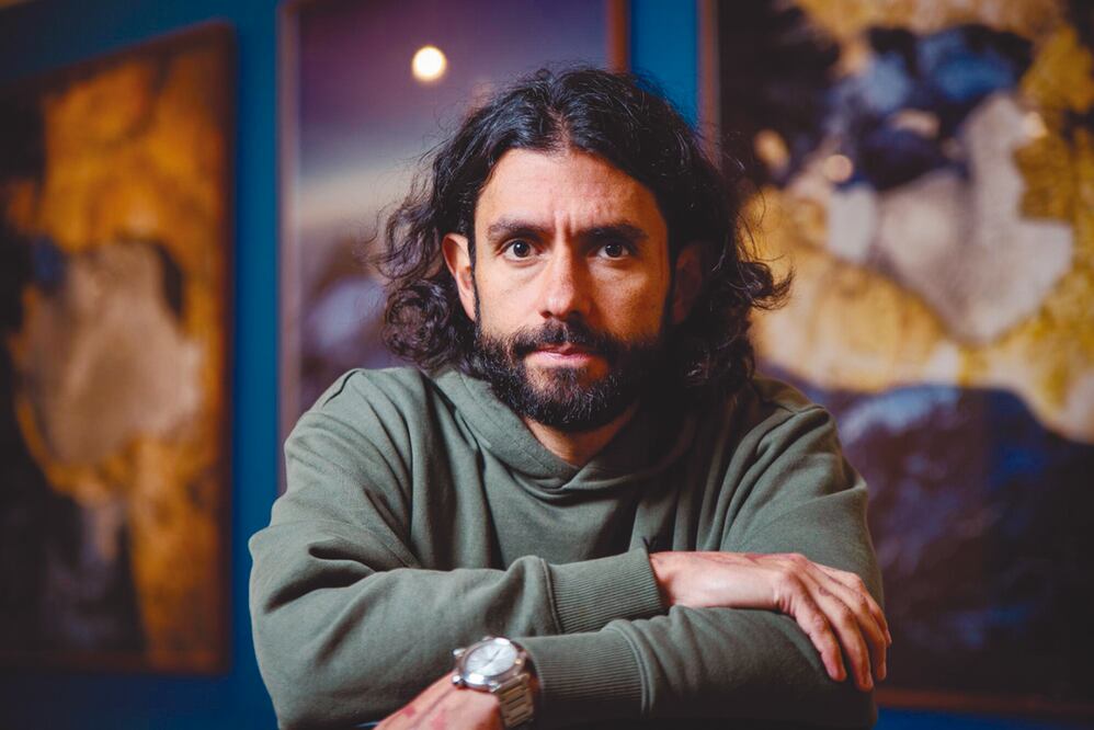 La obra de Santiago Arau, quien forma parte de la primera generación que trabaja con dron comercial, se popularizó en redes sociales. Ahora busca explorar espacios fuera de la pantalla, como en museos y libros. Foto: Estefany Maya