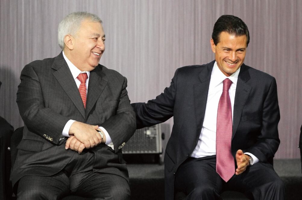 El presidente Enrique Peña Nieto conversa con el secretario de Educación Pública, Emilio Chuayffet, en Los Pinos, donde recibieron a los alumnos más destacados de sexto año de primaria (CARLOS MEJÍA. EL UNIVERSAL)