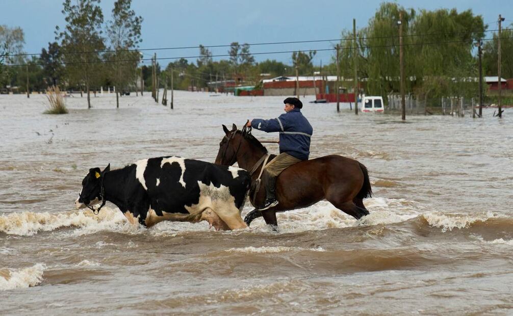 Evacuan a más de dos mil personas tras inundaciones en Argentina. (17/05/25) Foto: AP