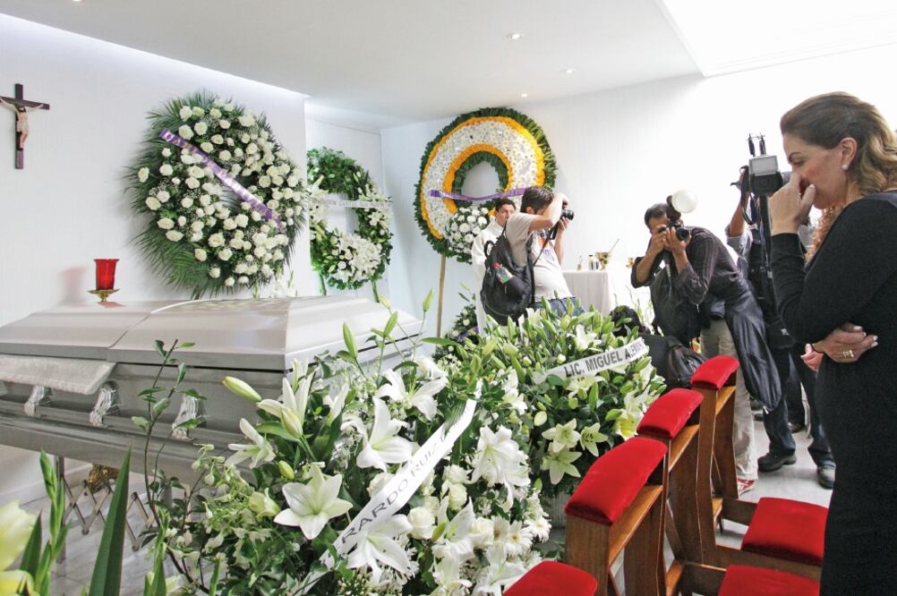 Familiares, amigos y su ex esposa acudieron al funeral del empresario (FOTOS: CARLOS MEJÍA. EL UNIVERSAL)