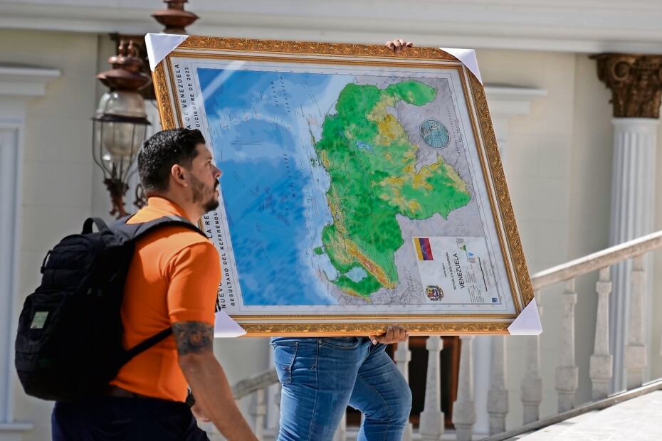 Un ciudadano carga un mapa de Venezuela que incluye el territorio de Esequibo hacia la sede de la Asamblea Nacional, en Caracas. Foto: AP