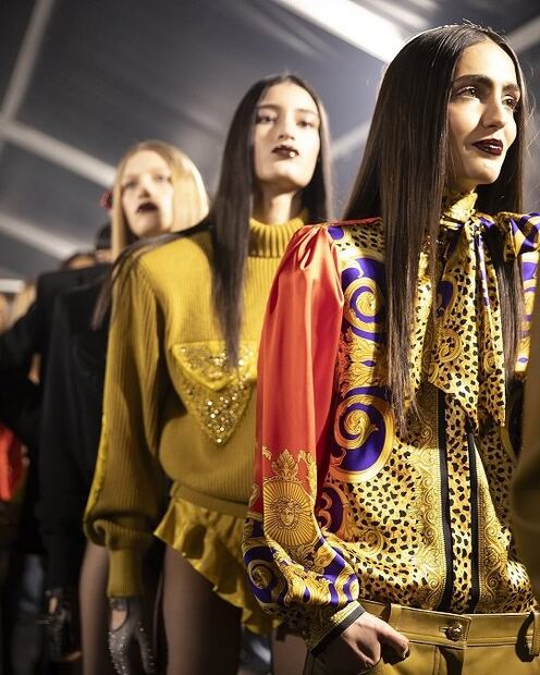 Modelos en el desfile otoño/invierno 2025 de Versace. Foto: Especial
