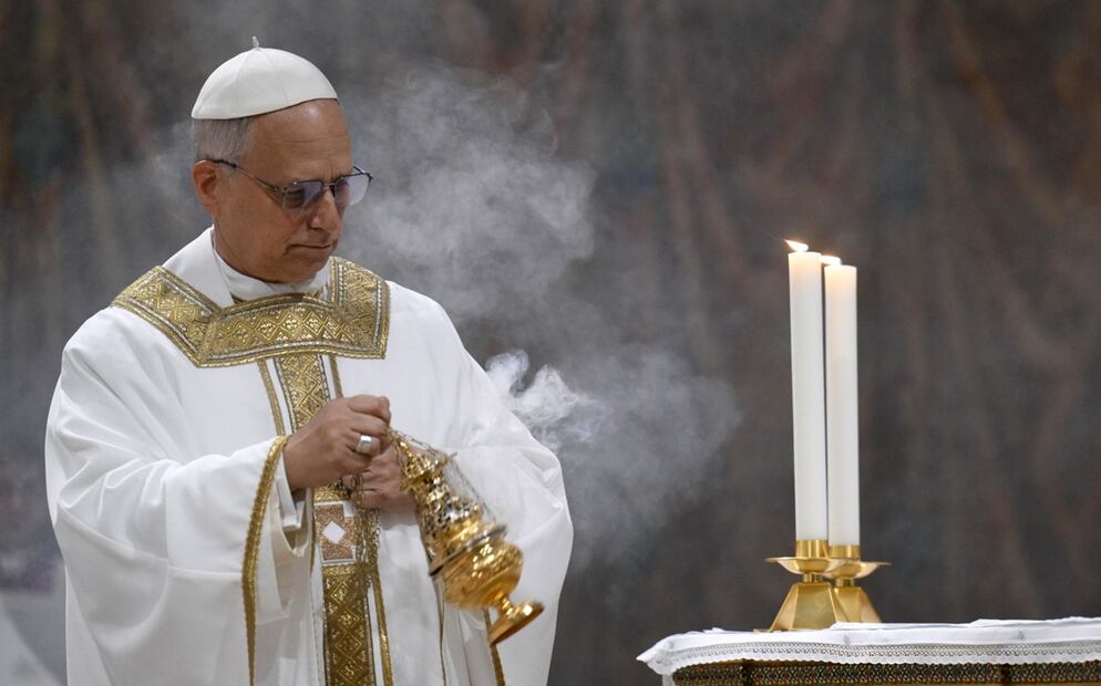 El papa León XIV oficia su primera misa en la Capilla Sixtina del Vaticano, el viernes 9 de mayo de 2025. Foto: EFE