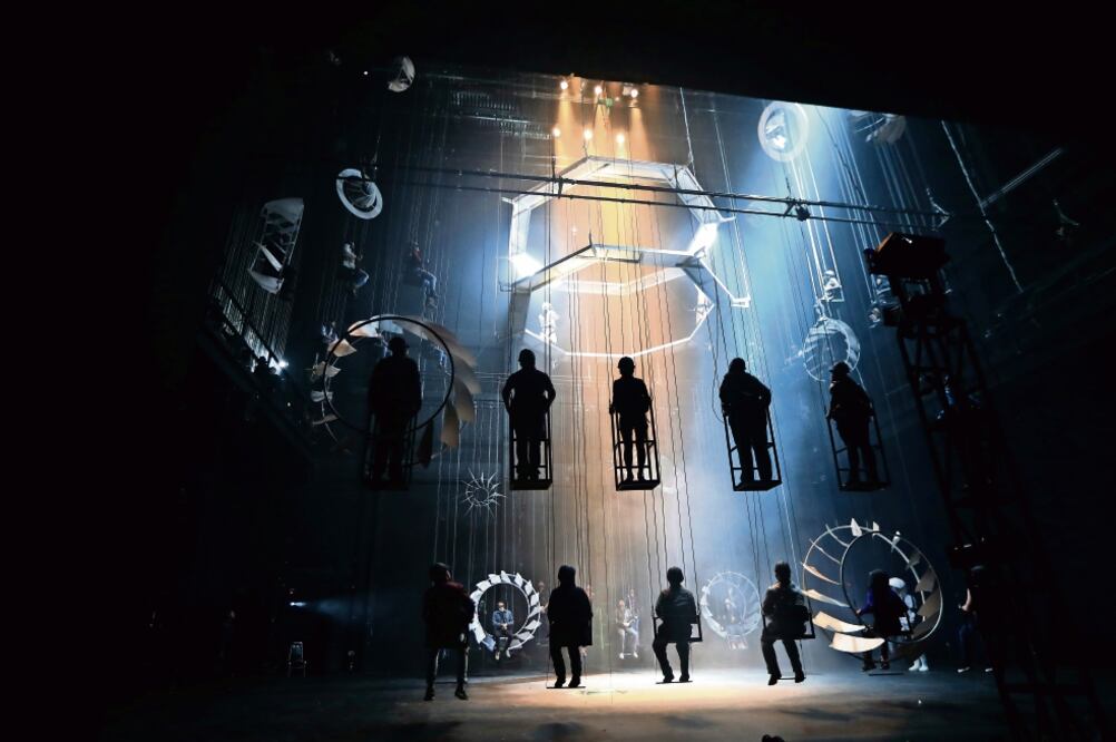 En el escenario hay una estructura octagonal que cuelga de las tramoyas especialmente diseñadas y colocadas para esta puesta en escena. También están suspendidos 24 asientos y 12 canastillas. (VALENTE ROSAS. EL UNIVERSAL)