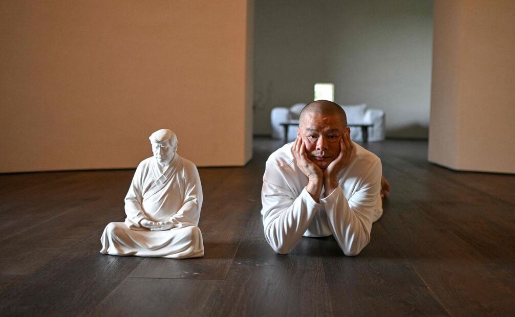 Donald Trump no es típicamente conocido por su calma o reserva, pero en un taller de artesanía en la China rural, el presidente electo de Estados Unidos se sienta en contemplación divina. Foto: AFP