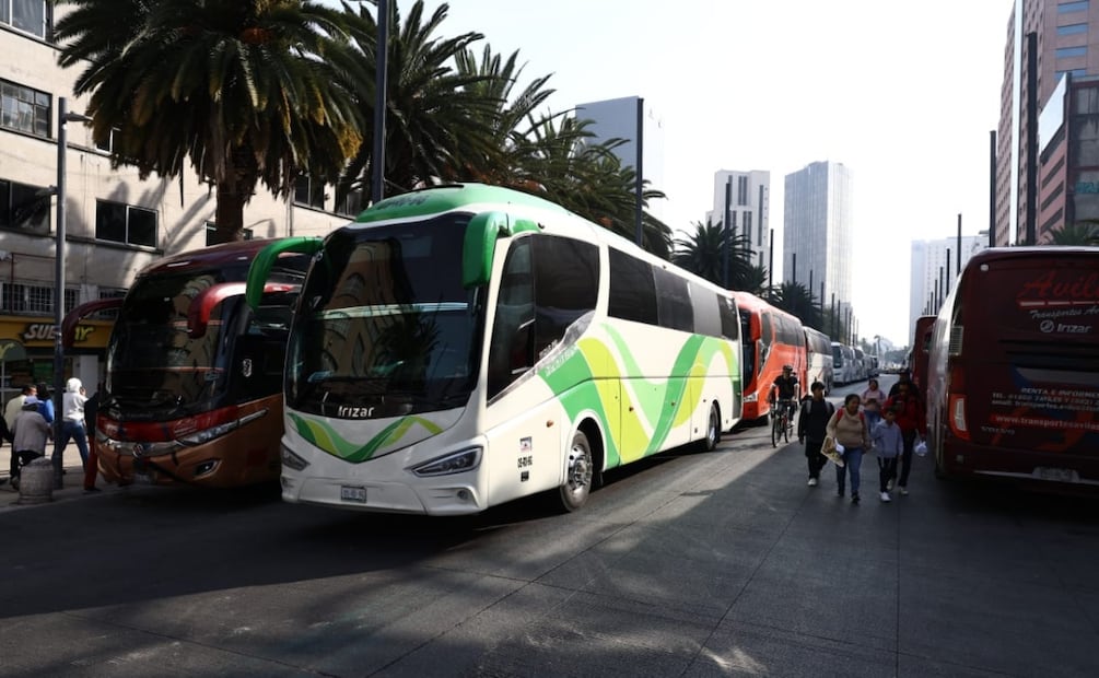 Varias unidades de camiones estacionadas alrededor del monumento a la revolución arriban para el evento de Sheinbaum en el Zócalo (06/12/2025). Foto: Gabriel Pano / EL UNIVERSAL