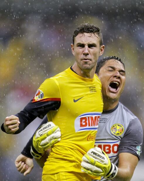 Miguel Layún y Moisés Muñoz en la final del fútbol mexicano, en mayo del 2013. Foto: Ramón Romero/EL UNIVERSAL.