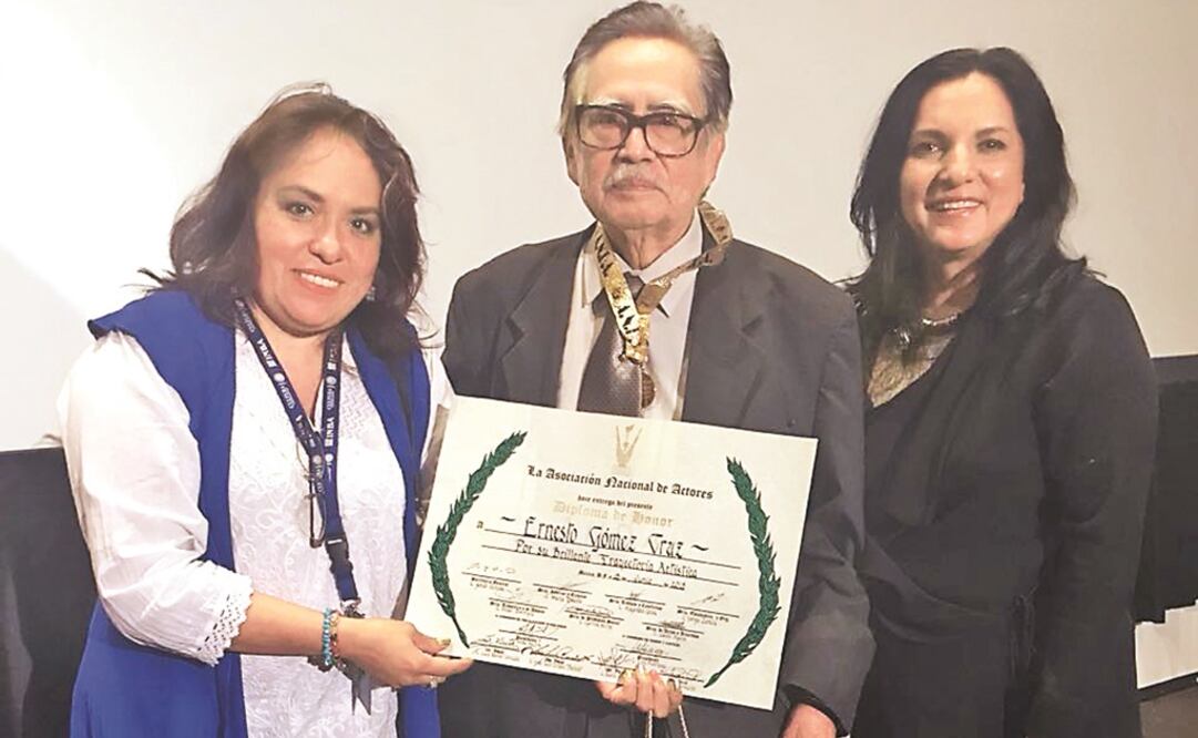 Ernesto Gómez Cruz recibió un reconocimiento y lo recaudado durante la proyección de El imperio de la fortuna. Foto: Humberto Montoya. EL UNIVERSAL