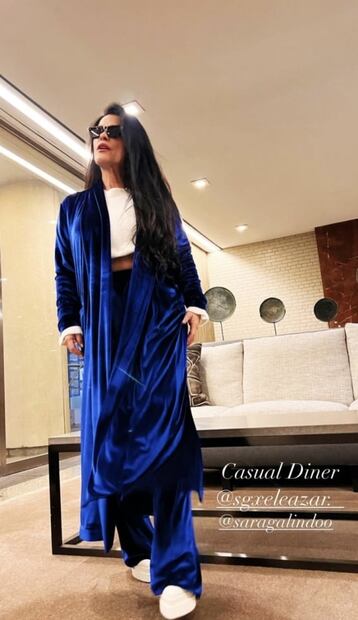Martha Debayle y su conjunto oversize de terciopelo azul 
