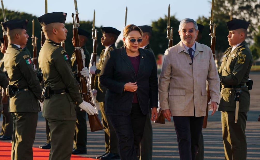 Llegada de la presidenta de Honduras, Xiomara Castro, a la Ciudad de México, este domingo 23 de noviembre de 2025. Se prevé que esta semana tendrá una reunión con la presidenta Claudia Sheinbaum Pardo. Foto: Osmar Alvarado/ EL UNIVERSAL