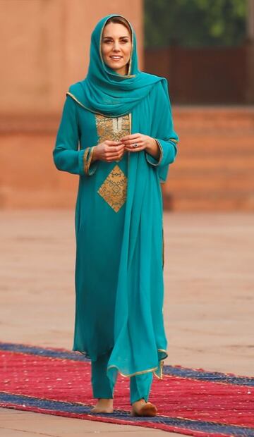 Así es como Kate Middleton llevó un velo verde en su visita a la mezquita Badshahi