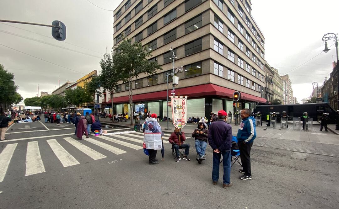 Manifestantes cierran avenida Pino Suárez en CDMX; exigen tarifas justas en pago de energía eléctrica. Foto: Alberto Acosta