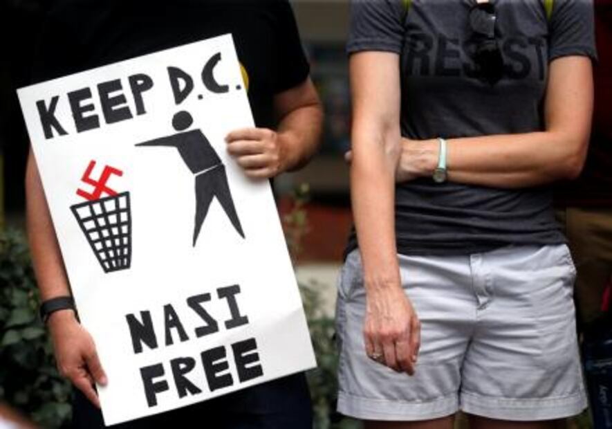 Cientos marchan en Charlottesville contra el racismo en EU