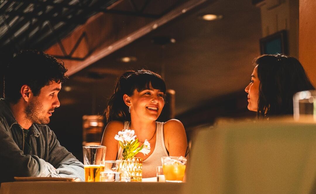 Deadline la calificó como una historia compleja de tres jóvenes solteros que simplemente buscan el amor