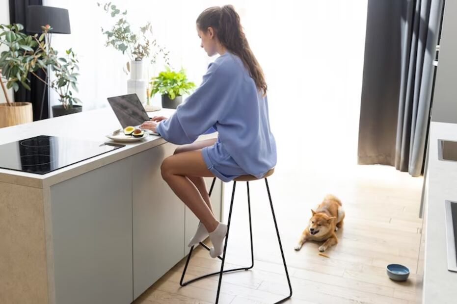 Busca la felicidad mientras trabajas. Fuente: Freepik