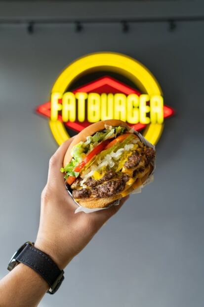 Fatburger llega a México con hamburguesas y alitas en el mismo lugar
