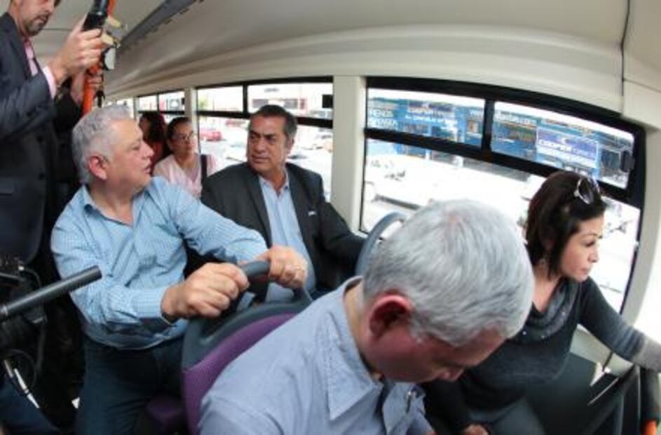 Ponen en operación unidades de transporte de dos pisos en NL