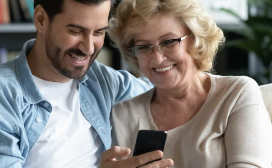 Si tu mamá está interesada en unirse a la conversación, aquí te explicamos el paso a paso para que con tu asesoría lo logre