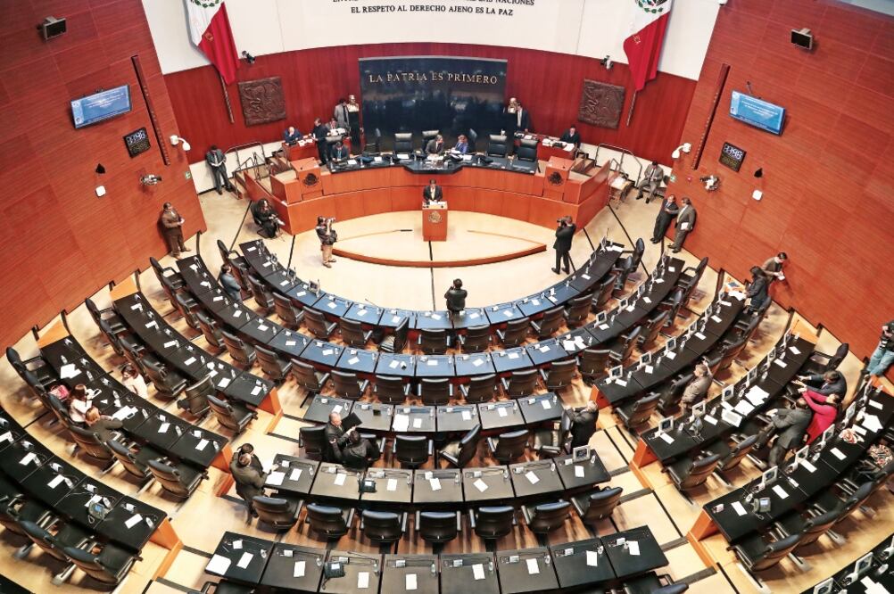 El Senado lució semivacío ayer porque activistas que rechazan la Ley de Seguridad Interior bloquearon los accesos, lo que orilló a cancelar una sesión solemne (ALEJANDRO ACOSTA. EL UNIVERSAL)