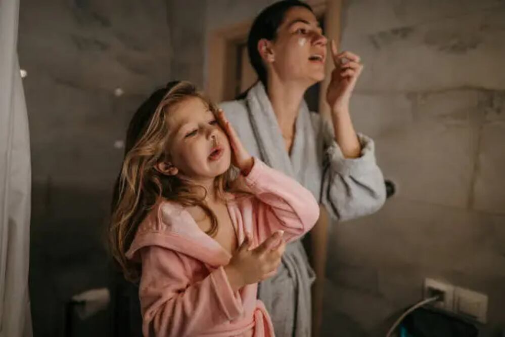 La rutina de skincare para mamás debe estar enfocada en hidratar la piel. Foto: Unsplash
