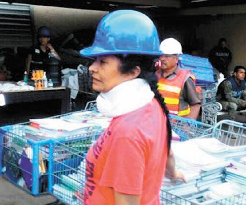 Mónica García Villegas, saco a rayas, fue detenida en mayo de 2019 en un restaurante en la alcaldía Tlalpan. Foto: ARCHIVO EL UNIVERSAL