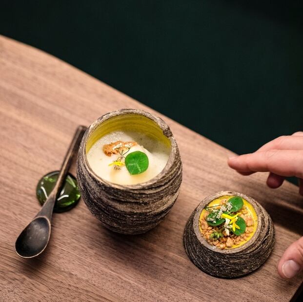 CONTAR HISTORIAS. En cada plato, Indra comparte su experiencia y viajes.