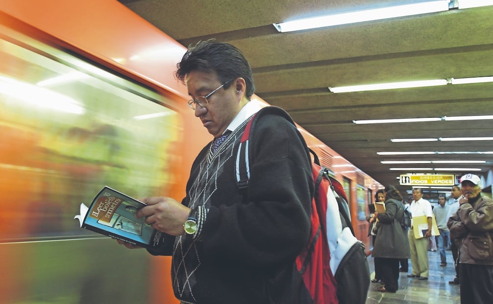 En enero de 2024 inició el programa Para Leer De Boleto en la Línea 3 del Metro con 250 mil ejemplares y un equipo de promotores denominados Ola Naranja. FOTOS: ARCHIVO EL UNIVERSAL