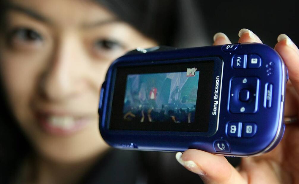Miki Yamashita, trabajadora de la Sony Ericsson, mostraba el novedoso celular con walkman integrado de 2007, el W52S. En su momento, la memoria de 2GB para guardar videoclips pronosticó un éxito de ventas. Foto: AP/Junji Kurokawa.