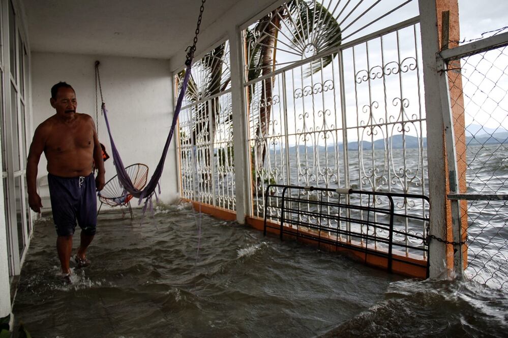 El río Coyuca se desbordó inundando viviendas asentadas a sus orillas debido a las fuertes lluvias ocasionadas por el paso de la tormenta tropical 'Marty' en Guerrero. Foto EFE