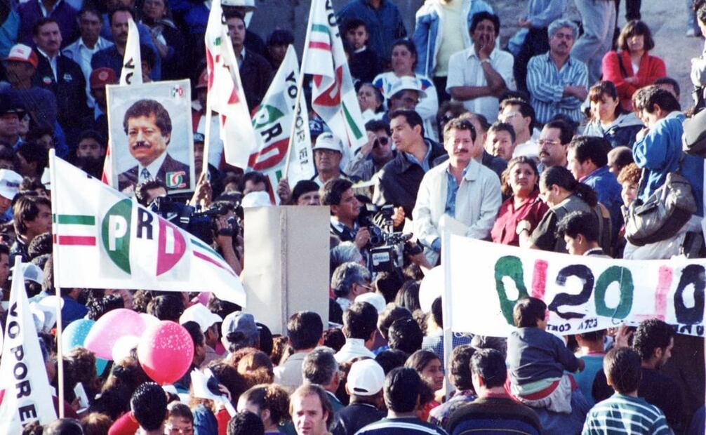 Colosio en el mitin del 23 de marzo de 1994. El abogado de Mario Aburto, Jorge Mancillas, aseguró en 1995 que su cliente era inocente, pero, “por las circunstancias del incidente y lo trillado de un tema ya tocado muchas veces y cambiado otras tantas, cuando se sepa la verdad, cualquiera que ésta sea, ya nadie la va a creer”. Foto: ESPECIAL.