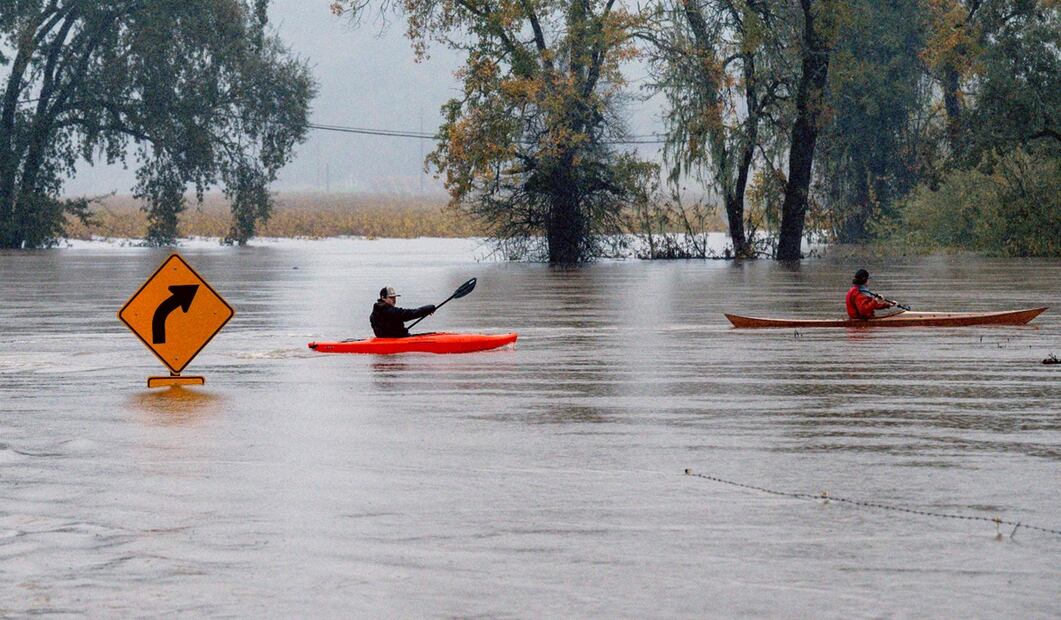 Una tormenta de gran magnitud obligó a emitir una alerta de evacuación para comunidades cercanas a un río del norte de California que se desbordó el día de ayer. EU. Foto: AFP