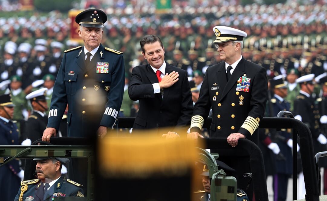 Tras rendir honores a la bandera, el presidente de la República, Enrique Peña Nieto, encabezó el desfile militar con motivo del 208 aniversario del inicio de la Independencia de México acompañado de los secretarios de la Defensa Nacional y de la Marina