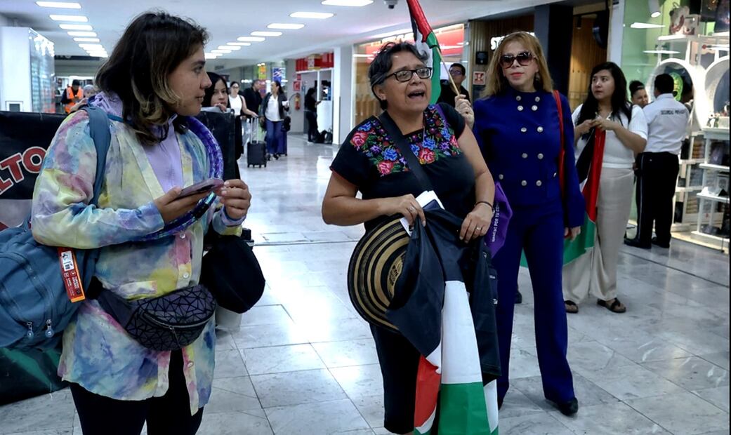 Personas acuden a la terminal 1 del AICM a despedir a activistas mexicanos propalestina, el 11 de junio de 2025, que viajaran al Cairo para participar en la Marcha Global a Gaza. Foto: Fernanda Rojas /EL UNIVERSAL