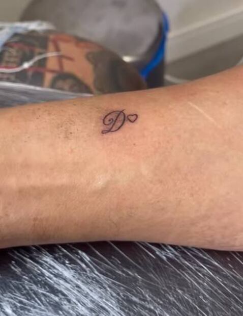 A sus 65 años, Juan Osorio se pone tatuaje de su joven novia de 27