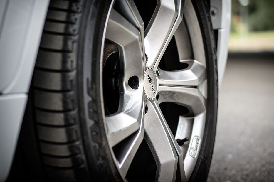 Revisa la presión de las llantas de tu auto. Foto: Pixabay