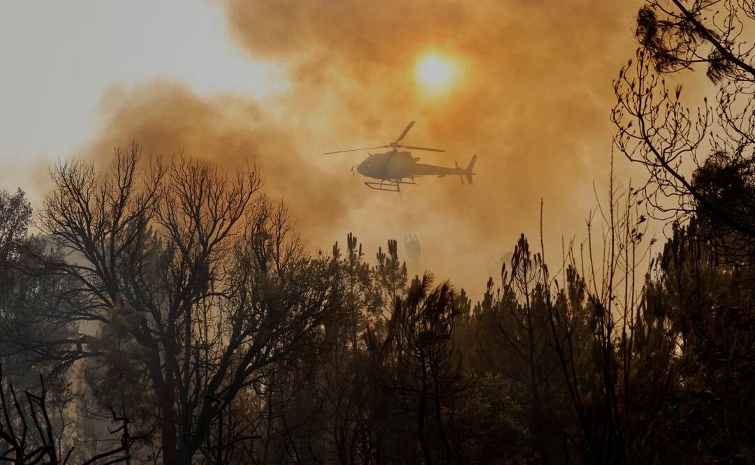 Un helicóptero lanza agua sobre un incendio forestal en Laroco, España, el miércoles 13 de agosto de 2025. Foto: AP