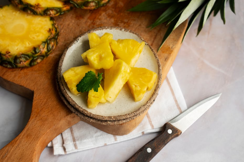 Nutriólogos recomiendan combinar la piña con yogur o semillas para mejorar la saciedad y estabilizar la energía nocturna. Foto: Freepik
