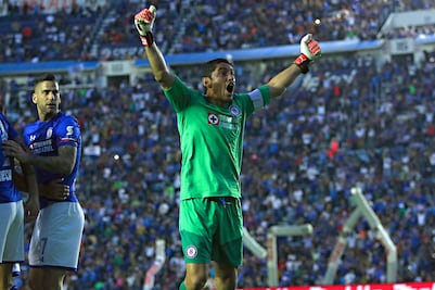 Corona se retiraría como el portero más veterano de Cruz Azul