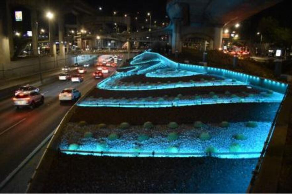Colocan iluminación artística sobre Periférico Sur