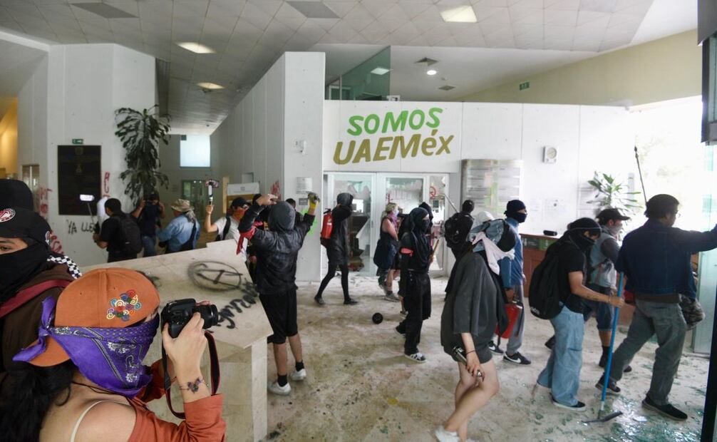 Más de 400 integrantes del Enjambre estudiantil de la Universidad Autónoma del Estado de México, marcharon para exigir la destitución de Isidro Rogel encargado del despacho de la UAEMex. Foto: Arturo Contrera/EL UNIVERSAL