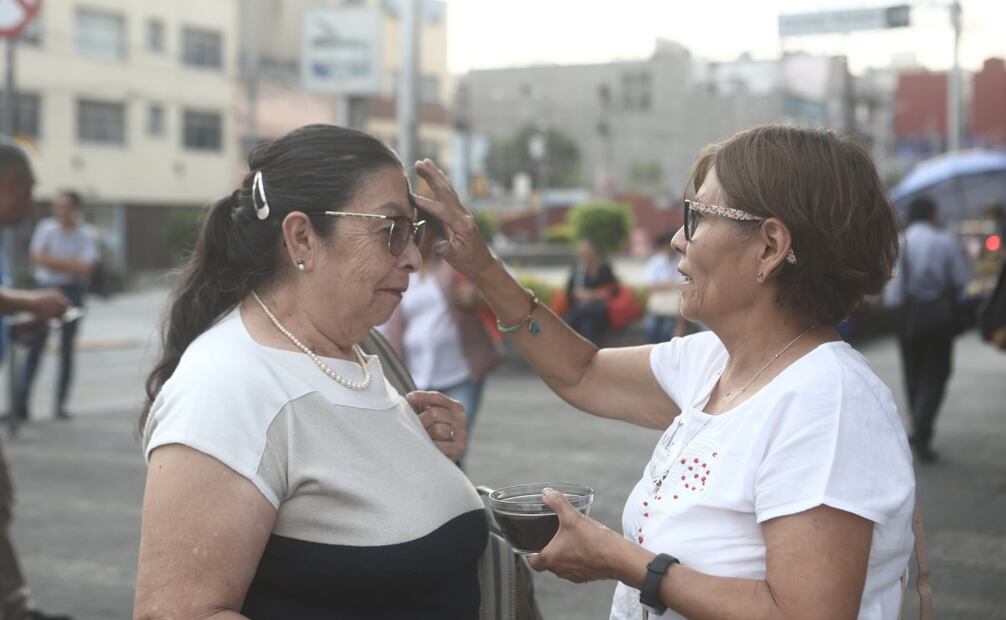 Decenas de personas se colocaron su cruz de ceniza (05/03/2025). Foto: Gabriel Pano / EL UNIVERSAÑ