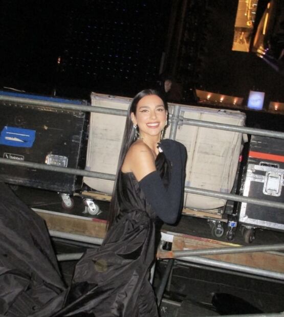 Dua Lipa cantó con Elton John y lució vestido con cola extra larga