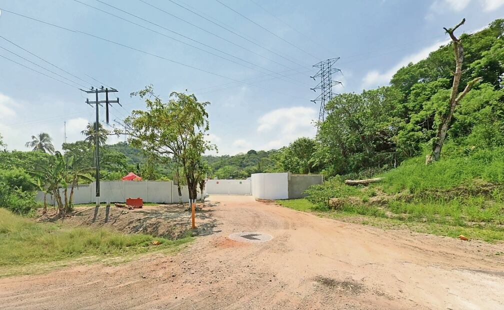 En mayo de ese año se retira el alambre de púas y las láminas que son sustituidas por una barda de cemento. Foto: Google Maps
